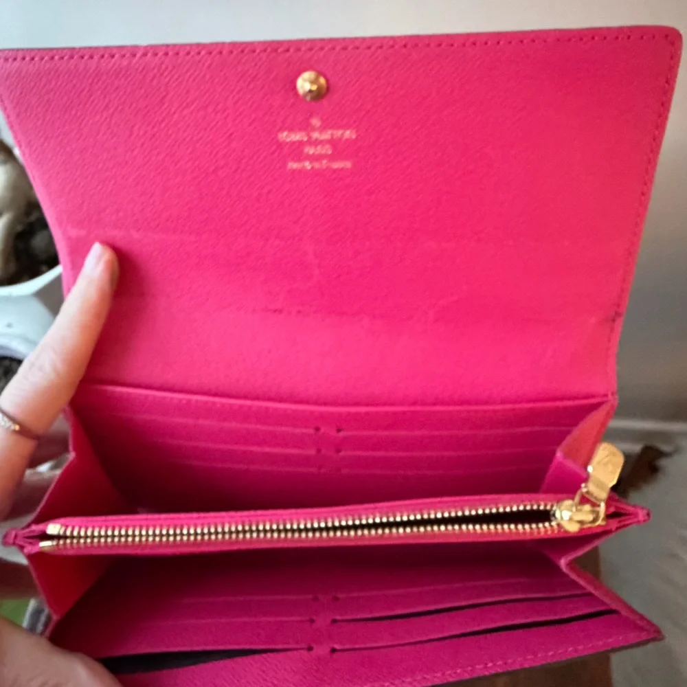 Louis Vuitton Illustre Animation Sarah Wallet Monogram Car Travel